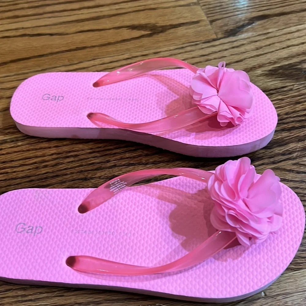 Gap kids pink flip flops with rose detail size 3.
